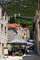 widok na mury i restauracje w ktrej nas tak mio ugoszczono