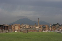 Pompeje - Światynia Jowisza - widok na Forum i Wezuwiusz